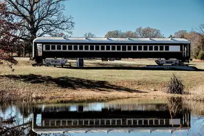 Image de Vintage Luxury Railcar Retreat on 10 acres overlooking Pond