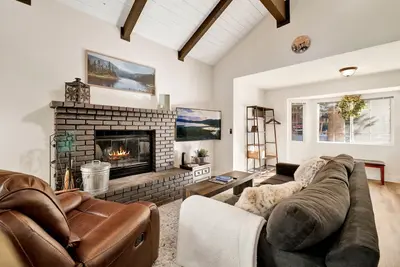 Image de Bear Paws and Rest Retreat | Moonridge Modern Chalet w/ Games