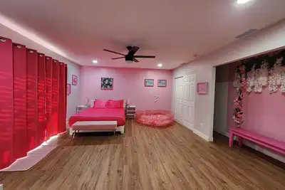Image de Charming 2-bedroom house with a unique pink esthetic