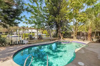 Image de Private wooded 3br/3ba house w/heated pool on canal just steps from beach