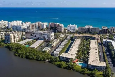 Image de Lovely 2 Br 2. 5 Ba retreat on Palm Beach Island - a very Short Walk to the Beach