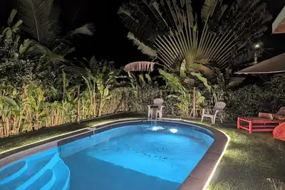 Image de Bungalow romantique avec spa privé et piscine collective