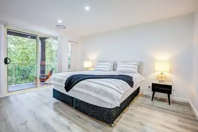 Image de Lakeview Family Escape. Big Two Storey House Facing The Lake And Park. Carpark.