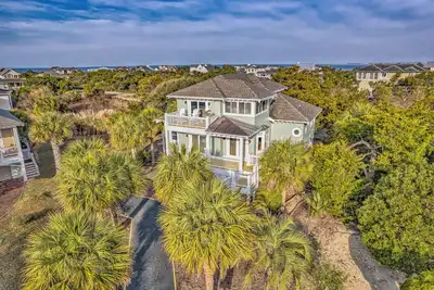 Image de Deja Blue is a beautifully updated 4-bedroom, 3. 5-bathroom Pet Friendly!