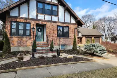 Image de Sophisticated & Stylish Home in the Center of it All