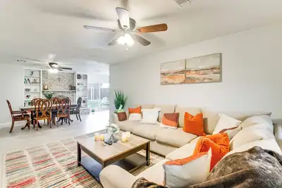 Image de 5 Mi to Museum of the Great Plains: Home w/ Patio