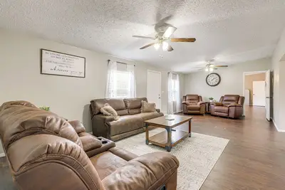 Image de Charming Retreat w\/ Games & Yard in Oglethorpe!