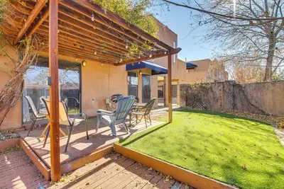 Image de 1 Mi to Unm: Convenient Albuquerque Townhome!