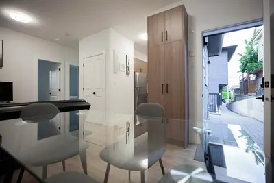 Image de New 2-bed 1-bath suite near downtown Victoria & Vgh, built in 2023 with privacy.