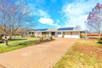 Image de Marrangaroo Meadows - 5 Bedroom Manor, All Weather Swimming Pool, Meadow Views, Near Attractions