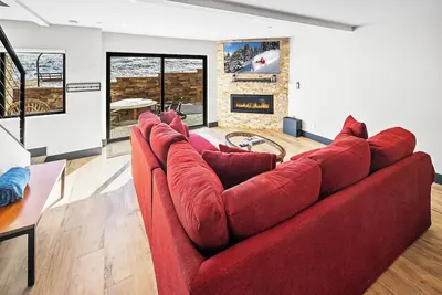 Image de Bear Mountain Dropzone: True Ski In Ski Out! Luxury! Private Spa! Air Conditioning! Pickle Ball Court! Ev Charger!