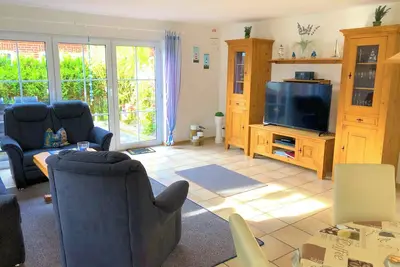 Image de Spacious vacation home close to the beach in Norddeich with garage, terrace and beach chair