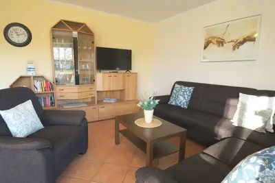 Image de Vacation apartment close to the beach for 4 people in Norddeich with dyke view and garden