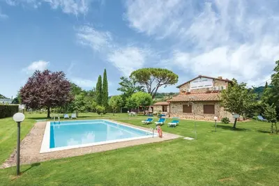 Image de Appartement dans une maison de vacances avec piscine, climatisation, Tv, parking, près de Sienne