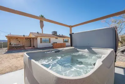 Image de Desert Oasis w\/ Hot Tub, Fully Fenced, Pool & Mountain Views 🌵✨