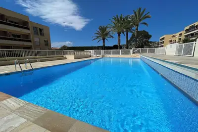Image de 2 pièces 3 personnes avec piscine