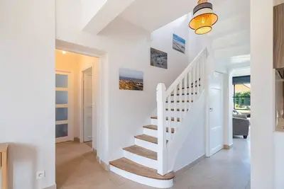 Image de Maison spacieuse avec Wi-Fi et parking, proche plage