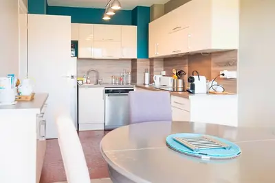 Image de Appartement lumineux avec cuisine séparée - Près de la plage