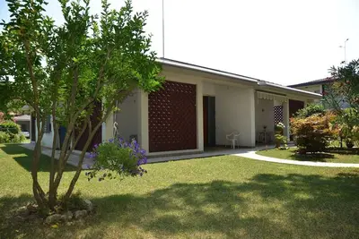 Image de Villa avec grand jardin clôturé