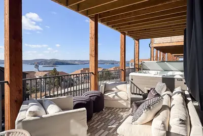 Image de Copper Pointe | Lake view, Hot tub, Theatre, Pool table, Dog-friendly