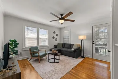 Image de Beautiful 1 Bd walking distance from Ku Med!