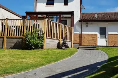 Image de Three bedroom pet friendly detached property with conservatory and large lit decking area.