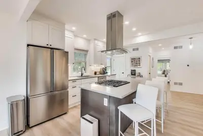 Image de Modern Farmhouse Walk to Downtown | Fire Pit & Deck | Sleeps 8
