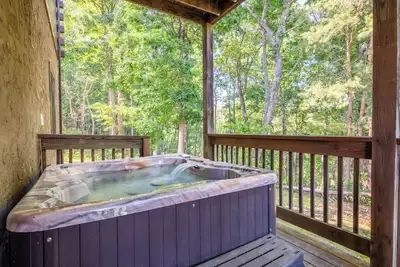 Image de 🌲 Mountain Treehouse: Hot Tub, Arcade, Bunk Room, Sleeps 12, near Dollywood