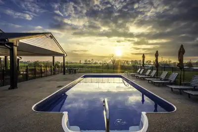 Image de Farmhouse Luxury! 10 Min to Distilleries! Pool! Hot Tub! Quiet 7+Acres!