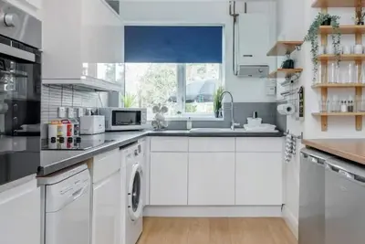 Image de Stanford Modern 3 Bedroom Contractor House With Free Parking