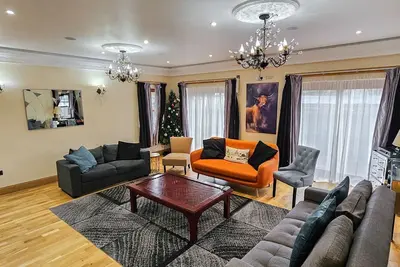 Image de St Martins 12 Bedroom House with Gym & Hot Tub - Tranent