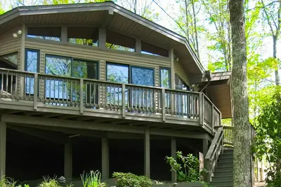 Image de Lakefront Escape with Private Docks, Three-Season Room, and Spacious Bunk Room