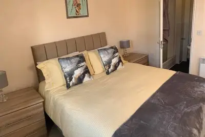 Stylish Apartment sleeps 4/6 Wi-Fi Parking Pet Friendly near Nec and Warwick Uni