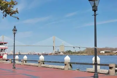 Image de 75\"Tv - King Bed + Large Yard - Spacious & No Stairs