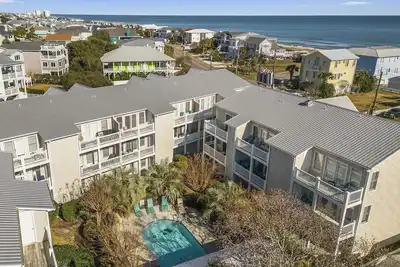 Image de 4 Br Kure Beach Ocean View w/pool, close to boardwalk, shops, dining, park