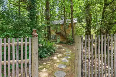 Image de Full Creekside Duplex w/ HotTub Near Seattle Ferry