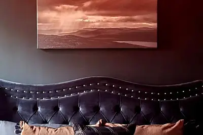 Image de Onyx Oasis - Unique, Moody, Sleeps 4, Centrally Located, Outdoor Relaxation