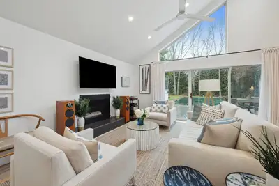 Image de Newly Renovated Northwest Woods Charmer with Pool. Minutes to Beaches and Town
