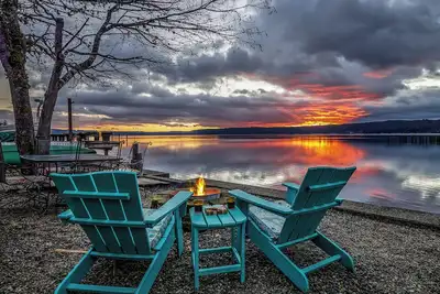 Image de Romantic, Updated 1940's Cabin\/ Pet Friendly | Waterfront | Fire Pit | Kayaks