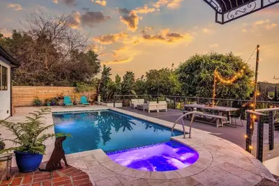 Image de A spacious Oceanside compound with pool, jacuzzui guest house and so much more!
