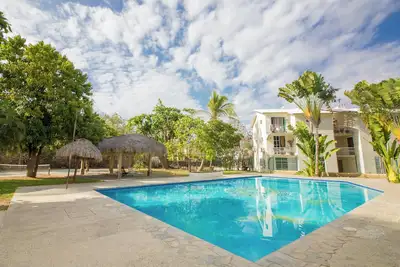 Image de Centrally located pet friendly condo with pool - walk to everything!