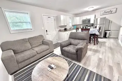 Image de Comfortable/Close to Everything 2-bedroom/ 1 bath Apartment in North Charleston.