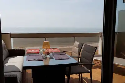 Image de T2 traversant avec balcons magnifique vue mer