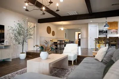 Image de Heated pool, hot tub, large deck, pond, sleeps 7, Near Dallas Arboretum