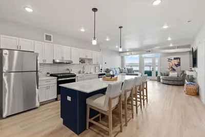 Image de Top floor unit with huge patio overlooking Lake Pepin - Unit 302