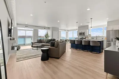 Image de Spacious Condo with beautiful windows overlooking Lake Pepin - Attached Garage - Unit 208