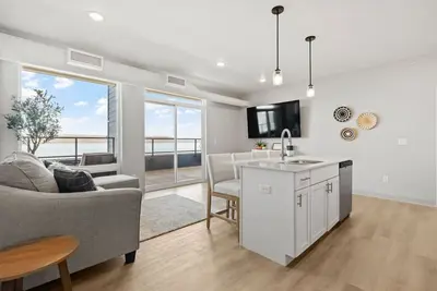 Image de Top floor unit with huge patio overlooking Lake Pepin - Assigned Garage - Unit 303