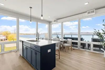 Image de Top floor end unit with covered porch overlooking Lake Pepin - Unit 301