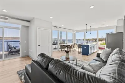 Image de Top floor end unit with covered porch overlooking Lake Pepin - Assigned Garage - Unit 305