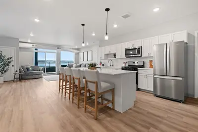 Image de Top floor unit with huge patio overlooking Lake Pepin - Unit 304